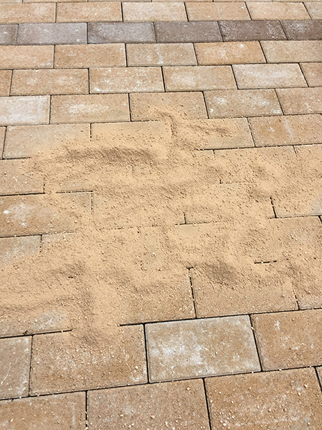 固まる砂で隙間を埋めました 庭にdiyでテニスコートを作る記録